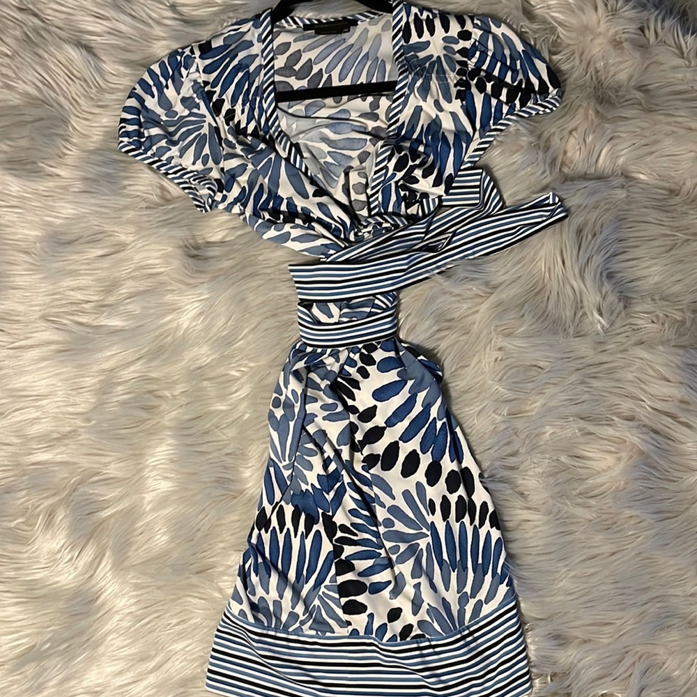 BCBG wrap dress blue white pattern size xxs